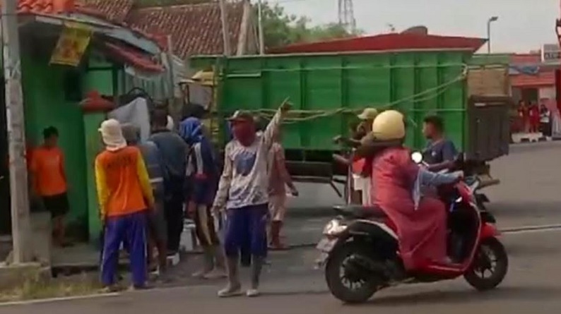 title Kecelakaan di Bojonegoro, Truk Tabrak Pikap lalu Hantam Pejalan Kaki hingga Tewas Kecelakaan di Bojonegoro, Truk Tabrak Pikap lalu Hantam Pejalan Kaki hingga Tewas