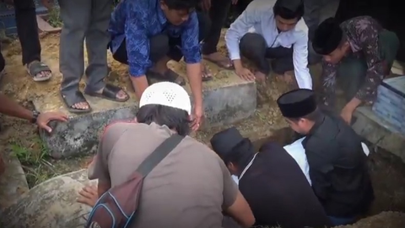 Diselimuti Duka, Remaja Hafiz Quran Korban Tembok Sekolah Ambruk di Jambi Dimakamkan