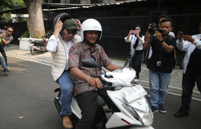 Ridwan Kamil Panas-panasan Naik Ojek Online Hadiri Peresmian Kantor DPD Gerindra Jakarta - Bagian 2