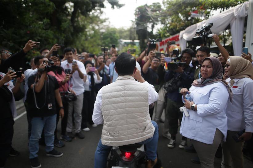 Ridwan Kamil Panas-panasan Naik Ojek Online Hadiri Peresmian Kantor DPD Gerindra Jakarta - Bagian 4