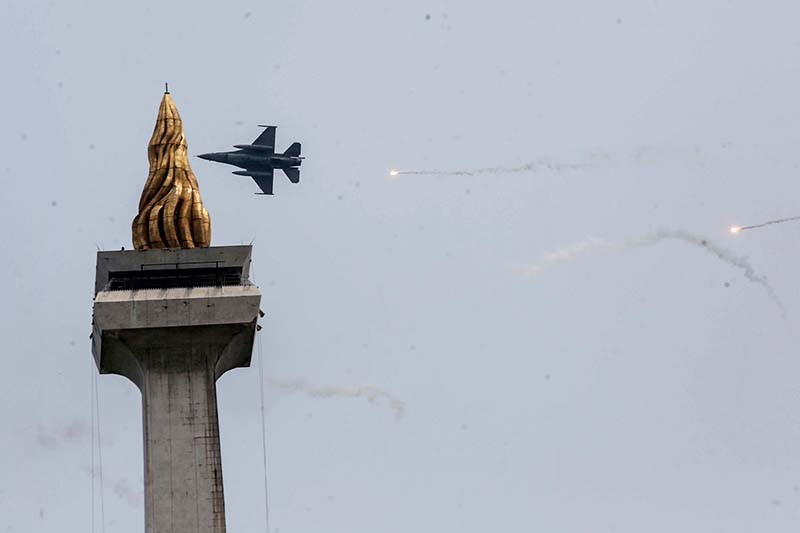 Aksi Boomburst Pesawat Tempur Sukhoi Meriahkan HUT ke-79 TNI - Bagian 4