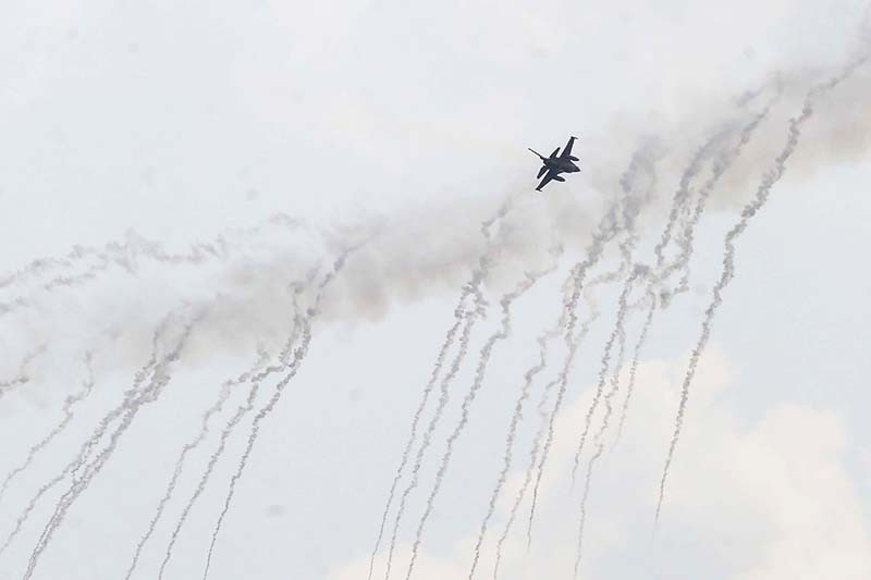Aksi Boomburst Pesawat Tempur Sukhoi Meriahkan HUT ke-79 TNI - Bagian 2