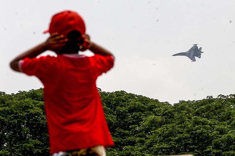 Aksi Boomburst Pesawat Tempur Sukhoi Meriahkan HUT ke-79 TNI - Bagian 5