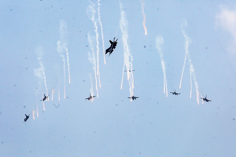 Aksi Boomburst Pesawat Tempur Sukhoi Meriahkan HUT ke-79 TNI - Bagian 1