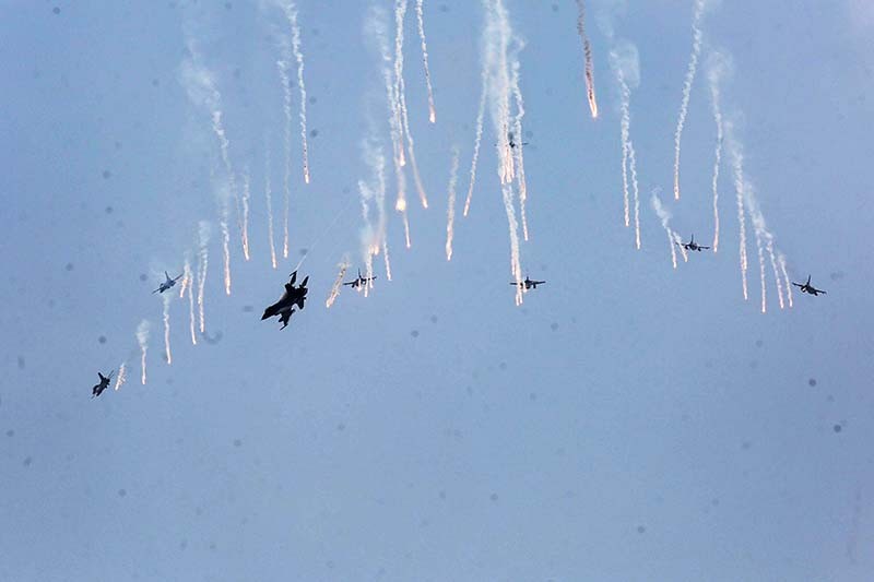 Aksi Boomburst Pesawat Tempur Sukhoi Meriahkan HUT ke-79 TNI - Bagian 3