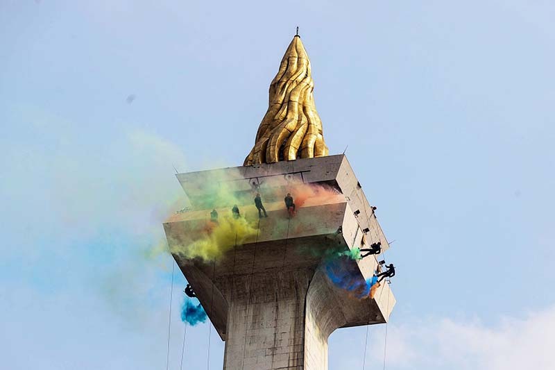 Aksi Berani Pasukan Khusus 3 Matra TNI Terjun dari Puncak Monas - Bagian 3