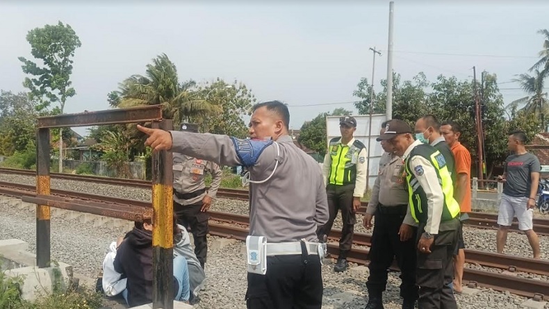 title Petugas KAI dan Warga Wates Selamatkan Wanita Berupaya Bunuh Diri di Pelintasan Kereta Petugas KAI dan Warga Wates Selamatkan Wanita Berupaya Bunuh Diri di Pelintasan Kereta
