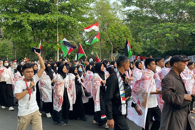 Massa Bela Palestina Geruduk Kedubes AS Peringati 1 Tahun Genosida Israel di Tanah Gaza - Bagian 2