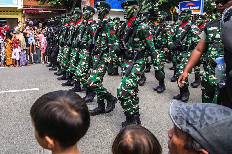 Antusiasme Warga Palembang Nonton Defile Pasukan TNI - Bagian 1