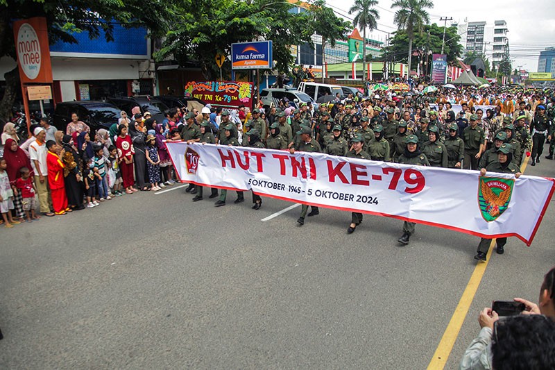 Antusiasme Warga Palembang Nonton Defile Pasukan TNI - Bagian 5