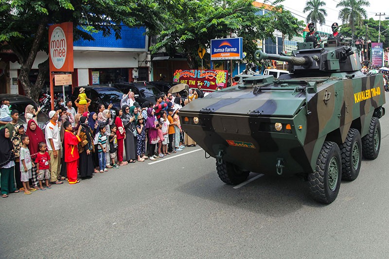 Antusiasme Warga Palembang Nonton Defile Pasukan TNI - Bagian 6