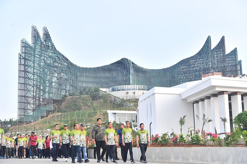 Presiden Jokowi Jalan Sehat bersama Warga Kalimantan di IKN - Bagian 1