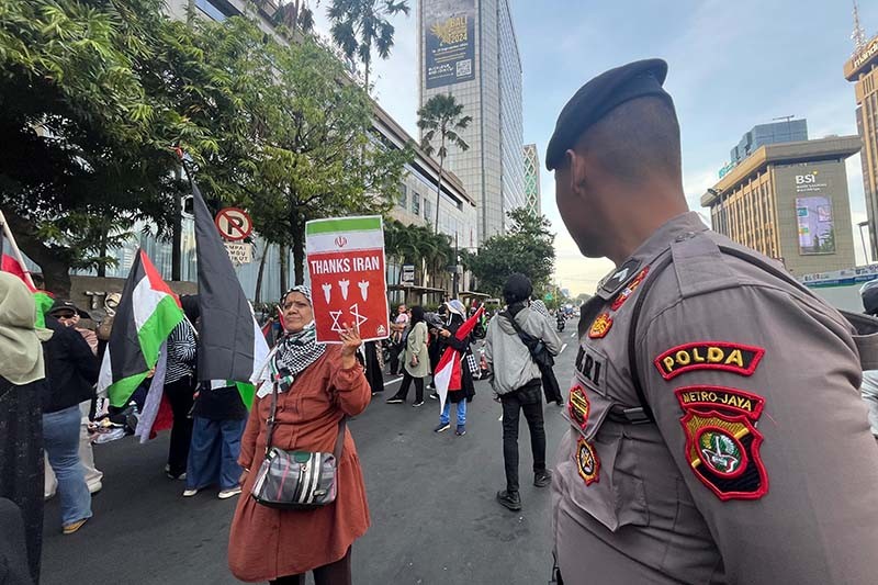 Ratusan Massa Bela Palestina Bawa Poster Iran Bom Israel - Bagian 2
