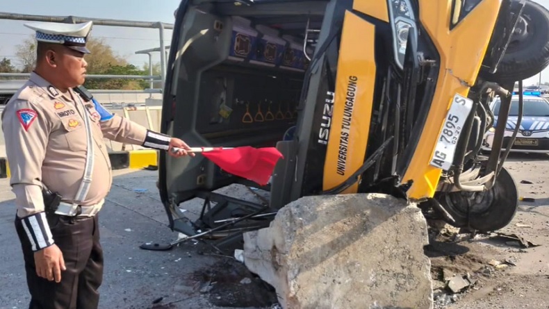 title Bus Rombongan SMA Negeri di Tulungagung Kecelakaan di Tol Sumo, 1 Orang Tewas 16 Luka-luka Bus Rombongan SMA Negeri di Tulungagung Kecelakaan di Tol Sumo, 1 Orang Tewas 16 Luka-luka