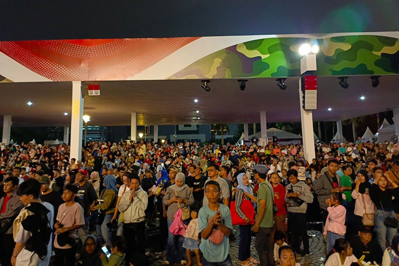 Pertunjukan Drone Hiasi Langit Jakarta - Bagian 5