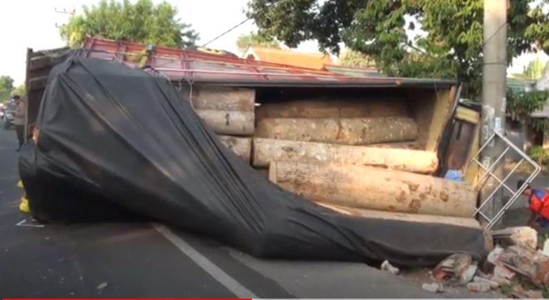 title Kecelakaan Maut di Mojokerto, Kakak-Adik Tewas Ditabrak Truk Depan Rumah Kecelakaan Maut di Mojokerto, Kakak-Adik Tewas Ditabrak Truk Depan Rumah