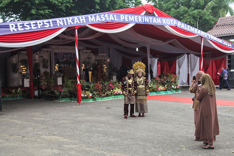 Ekspresi 81 Pasangan Menikah Massal - Bagian 2