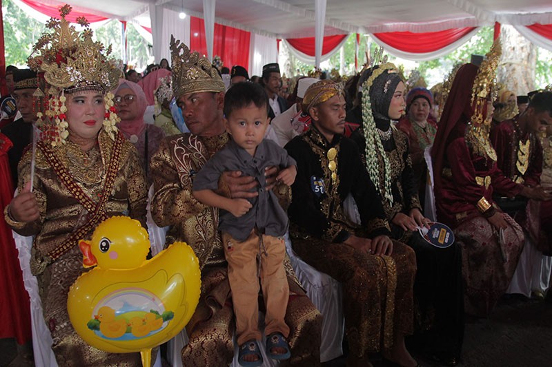 Ekspresi 81 Pasangan Menikah Massal - Bagian 1