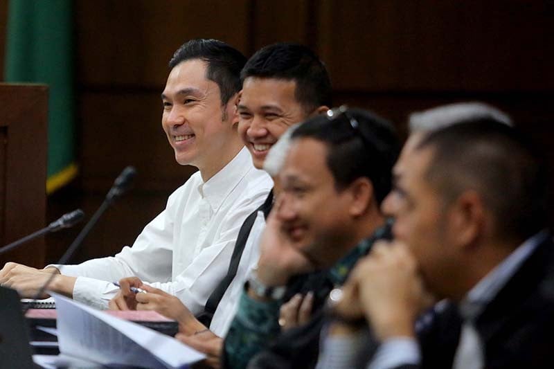 Senyum Harvey Moeis saat Sandra Dewi Duduk di Kursi Saksi Sidang Korupsi Timah - Bagian 1