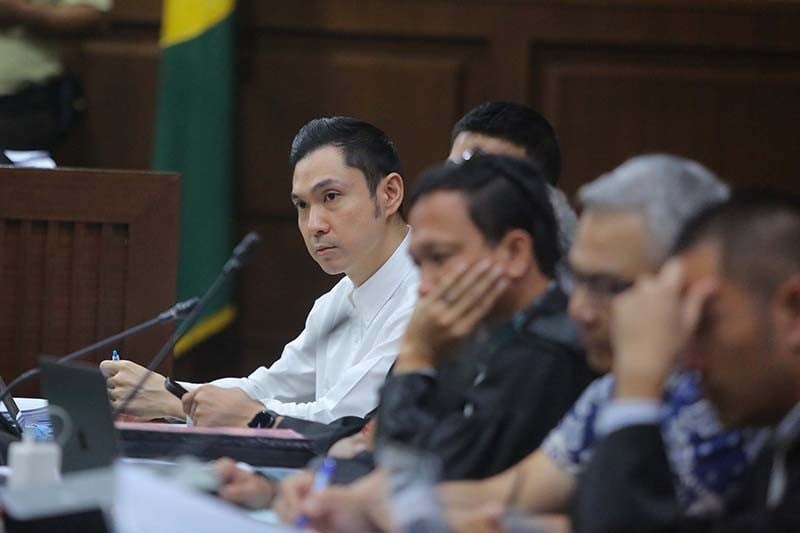 Senyum Harvey Moeis saat Sandra Dewi Duduk di Kursi Saksi Sidang Korupsi Timah - Bagian 2