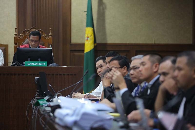 Senyum Harvey Moeis saat Sandra Dewi Duduk di Kursi Saksi Sidang Korupsi Timah - Bagian 3