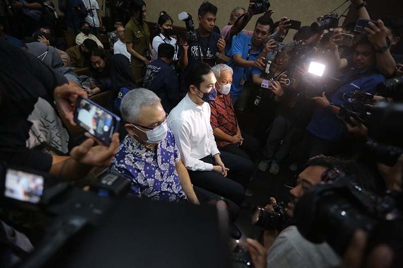 Senyum Harvey Moeis saat Sandra Dewi Duduk di Kursi Saksi Sidang Korupsi Timah - Bagian 5