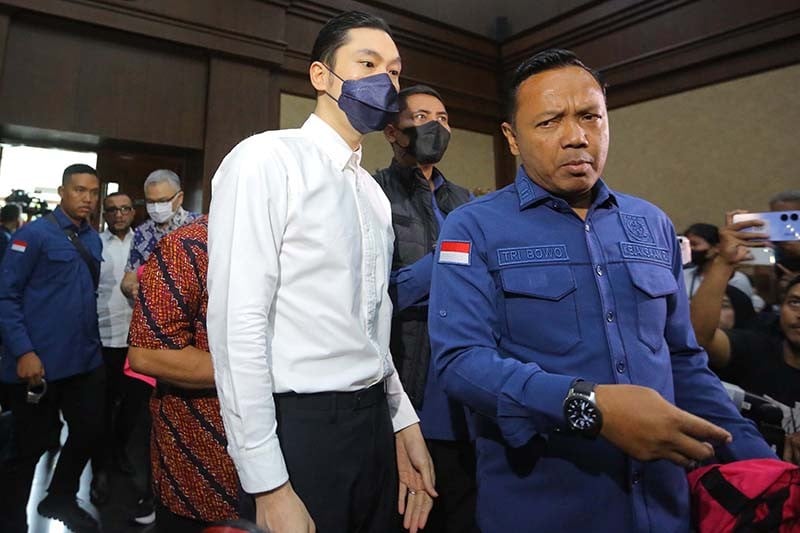Senyum Harvey Moeis saat Sandra Dewi Duduk di Kursi Saksi Sidang Korupsi Timah - Bagian 4