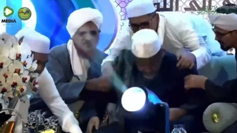 title Terekam Video Detik-Detik Pimpinan Ponpes Al-Ihsan Pandeglang Meninggal usai Ucap Hamdalah Terekam Video Detik-Detik Pimpinan Ponpes Al-Ihsan Pandeglang Meninggal usai Ucap Hamdalah