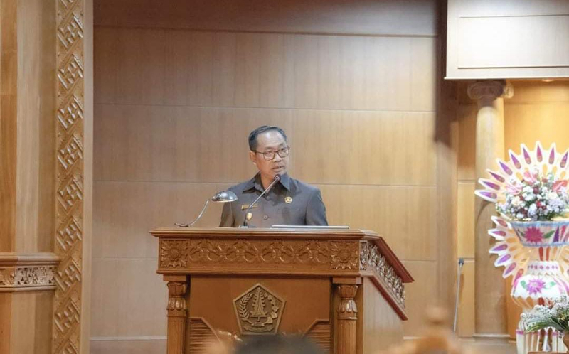 Plt Bupati Badung Suiasa Sampaikan Penjelasan Raperda APBD 2025