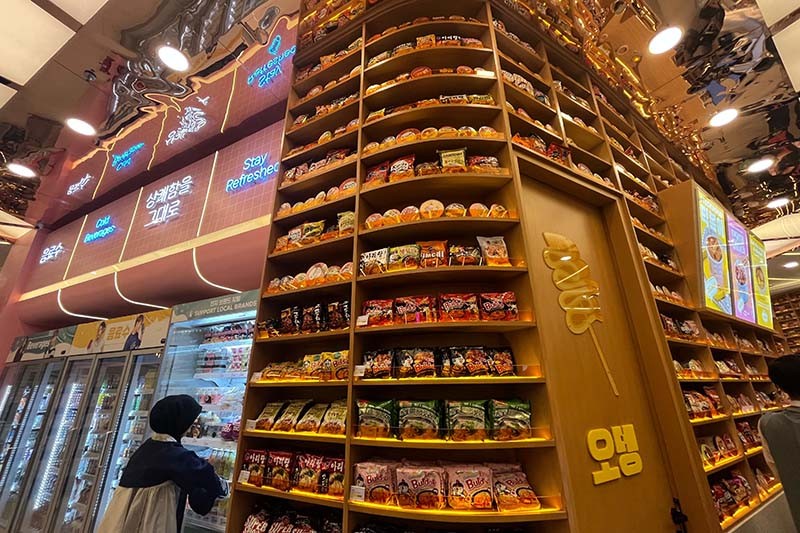 12.000 Ramyeon Asal Korsel Ditata Bak Perpustakaan - Bagian 3