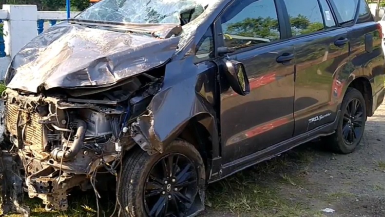 Toyota Innova Tabrak Motor dan Kios Ikan di Lampung Timur, 1 Orang Tewas