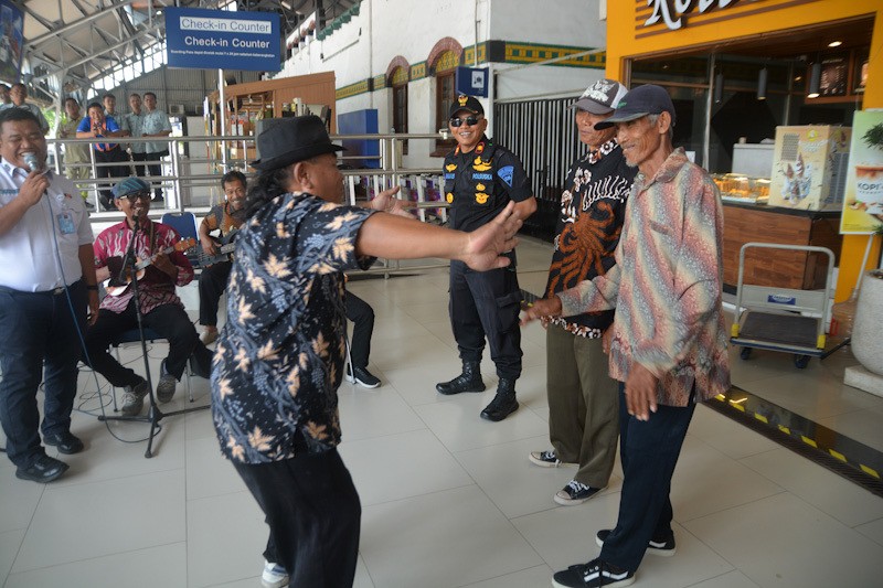 Aksi Heroik Dua Kakek Asal Blora Selamatkan Perjalanan Kereta Api - Bagian 4