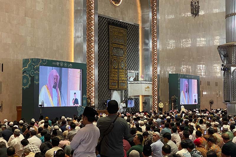 Ribuan Jemaah Sholat Jumat Khusyuk Dengarkan Khotbah Imam Masjid Nabawi di Masjid Istiqlal - Bagian 1