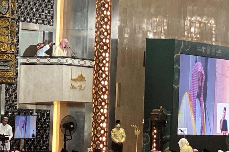 Ribuan Jemaah Sholat Jumat Khusyuk Dengarkan Khotbah Imam Masjid Nabawi di Masjid Istiqlal - Bagian 2