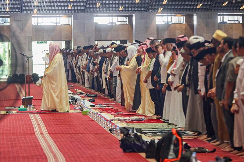 Potret Imam Besar Masjid Nabawi Syekh Ahmad Pimpin Salat Jumat di Istiqlal - Bagian 2