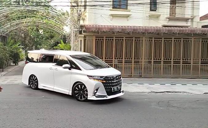 Tinggalkan Solo, Prabowo Hanya Lambaikan Tangan usai Bertemu Jokowi