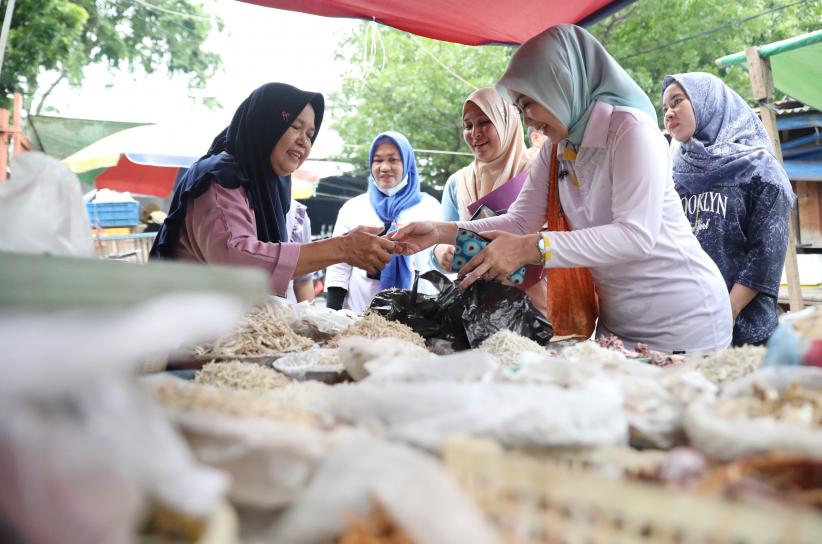 Blusukan ke Pasar Madrasah Jakbar, Atalia Beli Bawang Merah hingga Minum Jamu Kunyit Asam - Bagian 1