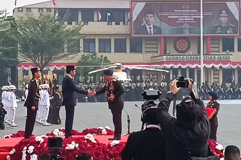 Pakai Baret Polisi, Jokowi Dianugerahi Medali Loka Praja Samrakshana Oleh Kapolri - Bagian 3