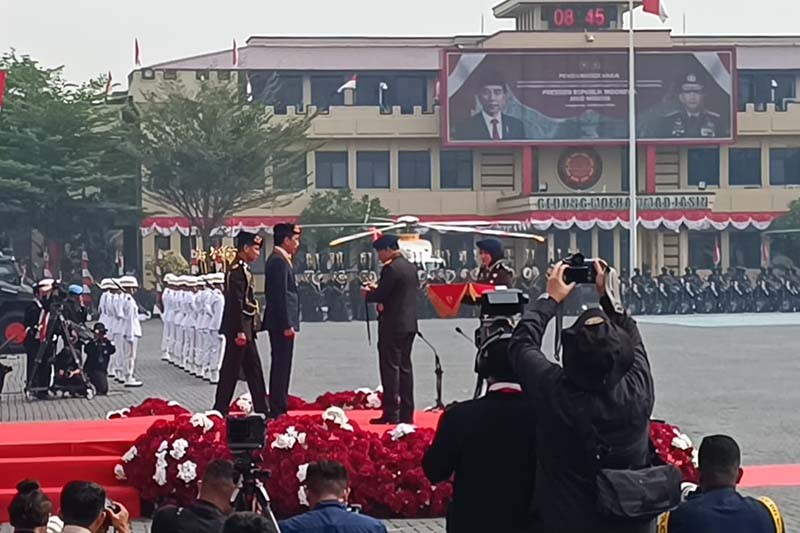 Pakai Baret Polisi, Jokowi Dianugerahi Medali Loka Praja Samrakshana Oleh Kapolri - Bagian 2