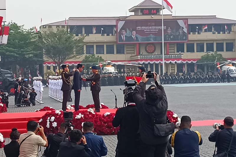Pakai Baret Polisi, Jokowi Dianugerahi Medali Loka Praja Samrakshana Oleh Kapolri - Bagian 1