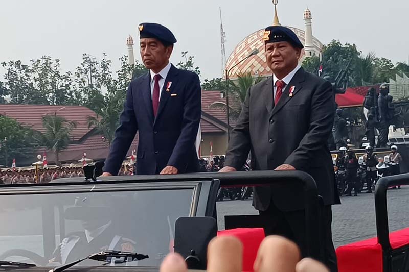 Momen Jokowi dan Prabowo Naik Maung Cek Kesiapan Pengamanan Pelantikan Presiden - Bagian 3