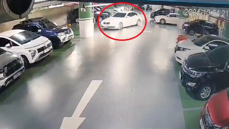title Pencurian Mobil Mewah di Parkiran Hotel Semarang Terekam CCTV, Pelaku Santai Tinggalkan TKP Pencurian Mobil Mewah di Parkiran Hotel Semarang Terekam CCTV, Pelaku Santai Tinggalkan TKP