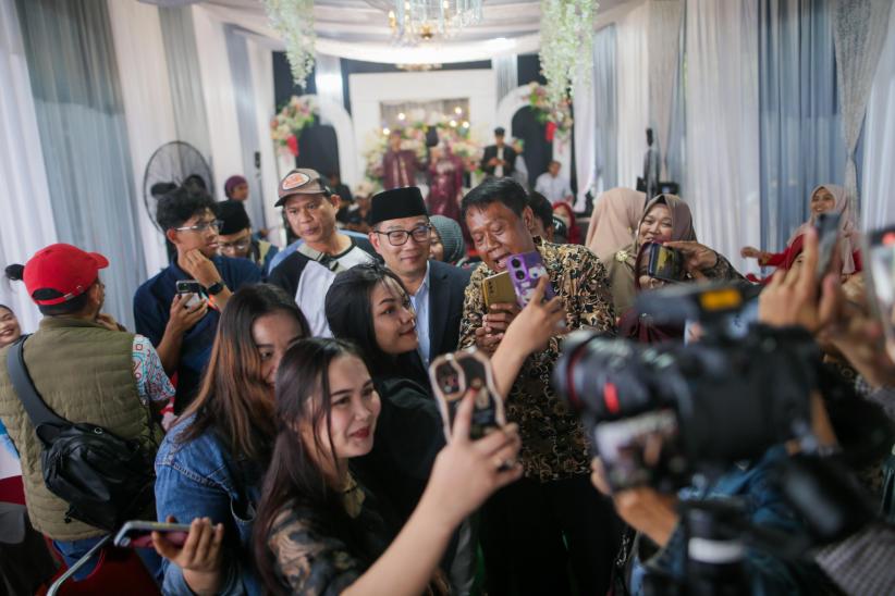 Kejutan! Ridwan Kamil Kondangan saat Blusukan, Pengantin Kaget dan Tamu Ajak Selfie - Bagian 2
