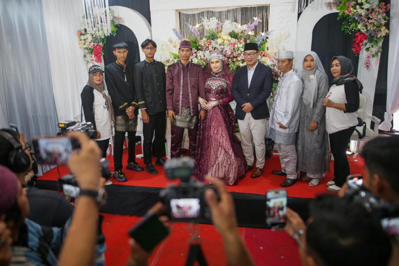 Kejutan! Ridwan Kamil Kondangan saat Blusukan, Pengantin Kaget dan Tamu Ajak Selfie - Bagian 3