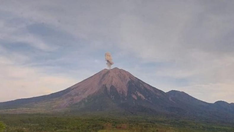 title Gunung Semeru Erupsi Hari Ini, Muntahkan Abu Vulkanis Setinggi 700 Meter Gunung Semeru Erupsi Hari Ini, Muntahkan Abu Vulkanis Setinggi 700 Meter