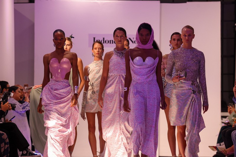 Perhiasan dengan Pesona Bali Tampil di New York Fashion Week - Bagian 1