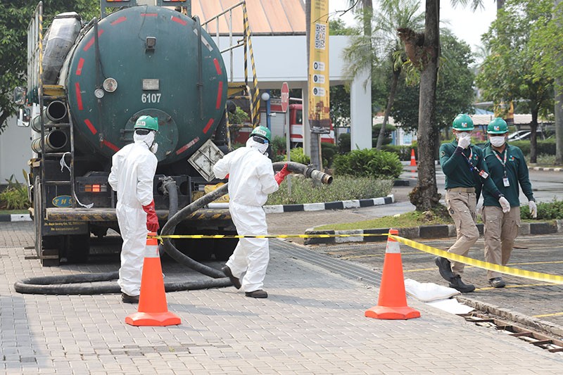 Kebakaran akibat Limbah B3 Tumpah, Puluhan Petugas Berjibaku Padamkan Api - Bagian 3