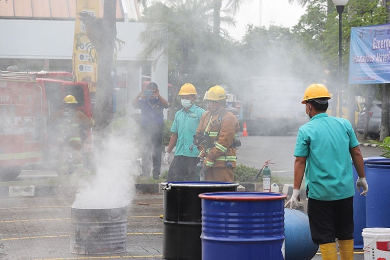 Kebakaran akibat Limbah B3 Tumpah, Puluhan Petugas Berjibaku Padamkan Api - Bagian 5