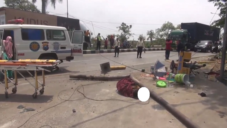 title Kecelakaan Tragis di Jalur Pantura Lamongan, Mobil Boks Tabrak Pedagang Rujak Kecelakaan Tragis di Jalur Pantura Lamongan, Mobil Boks Tabrak Pedagang Rujak