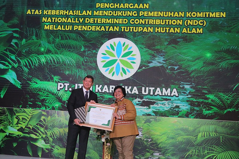 Menteri KLHK Siti Nurbaya Beri Penghargaan ke Hashim Djojohadikusumo - Bagian 1